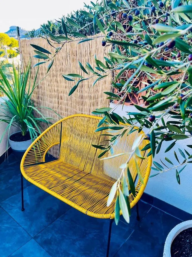 Au Bord De L'Eau Studio Climatise Avec Terrasse Et Vue Mer A 40M De La Plage Cassis